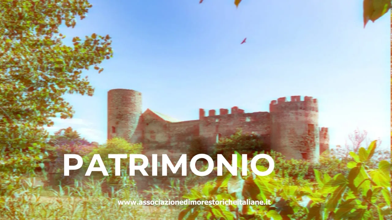 Un castello calabrese tra il verde con la scritta Patrimonio, fotogramma dello spot