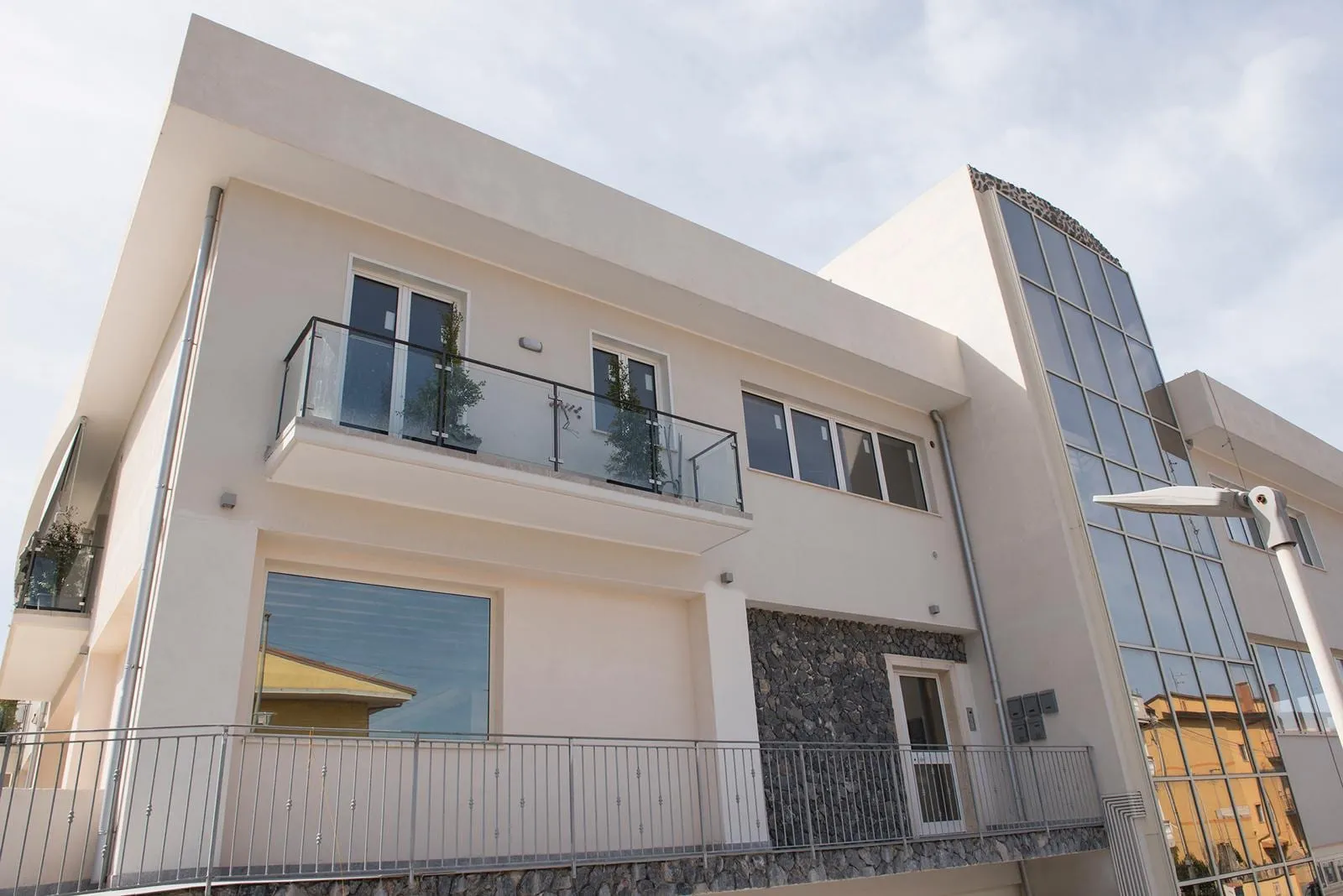 La facciata bianca dell'edificio di La Marina Apartment Suites
