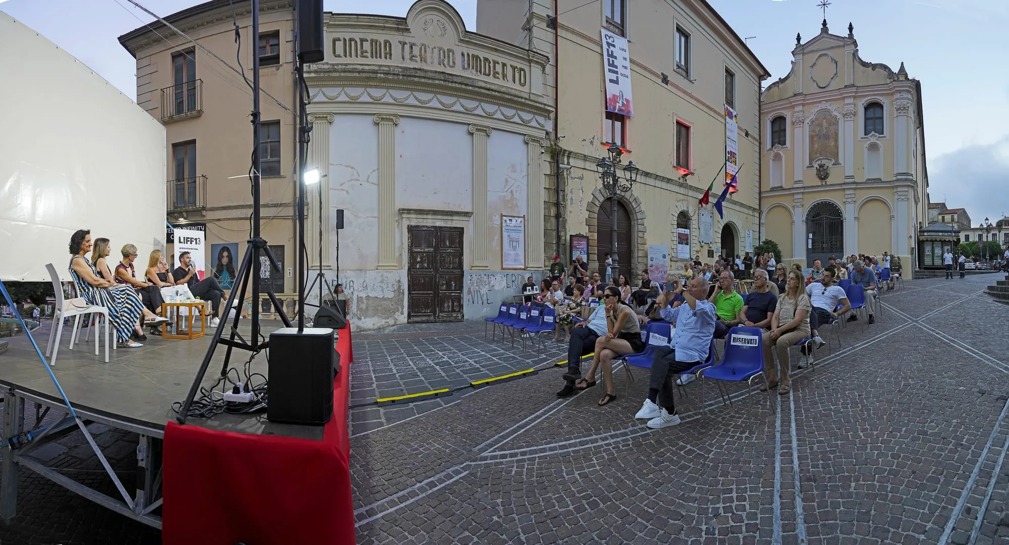 Proiezione all'aperto del LIFF in una piazza di Lamezia Terme