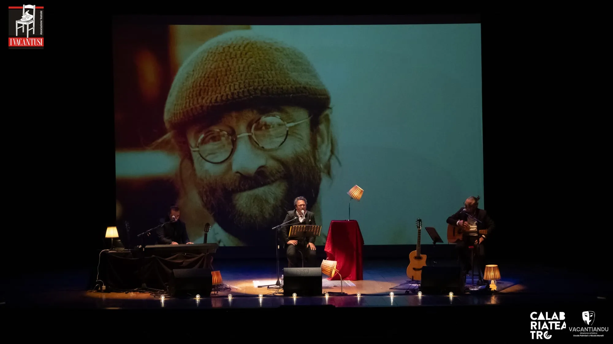 Il palco dello spettacolo con il volto di Lucio Dalla proiettato sullo schermo
