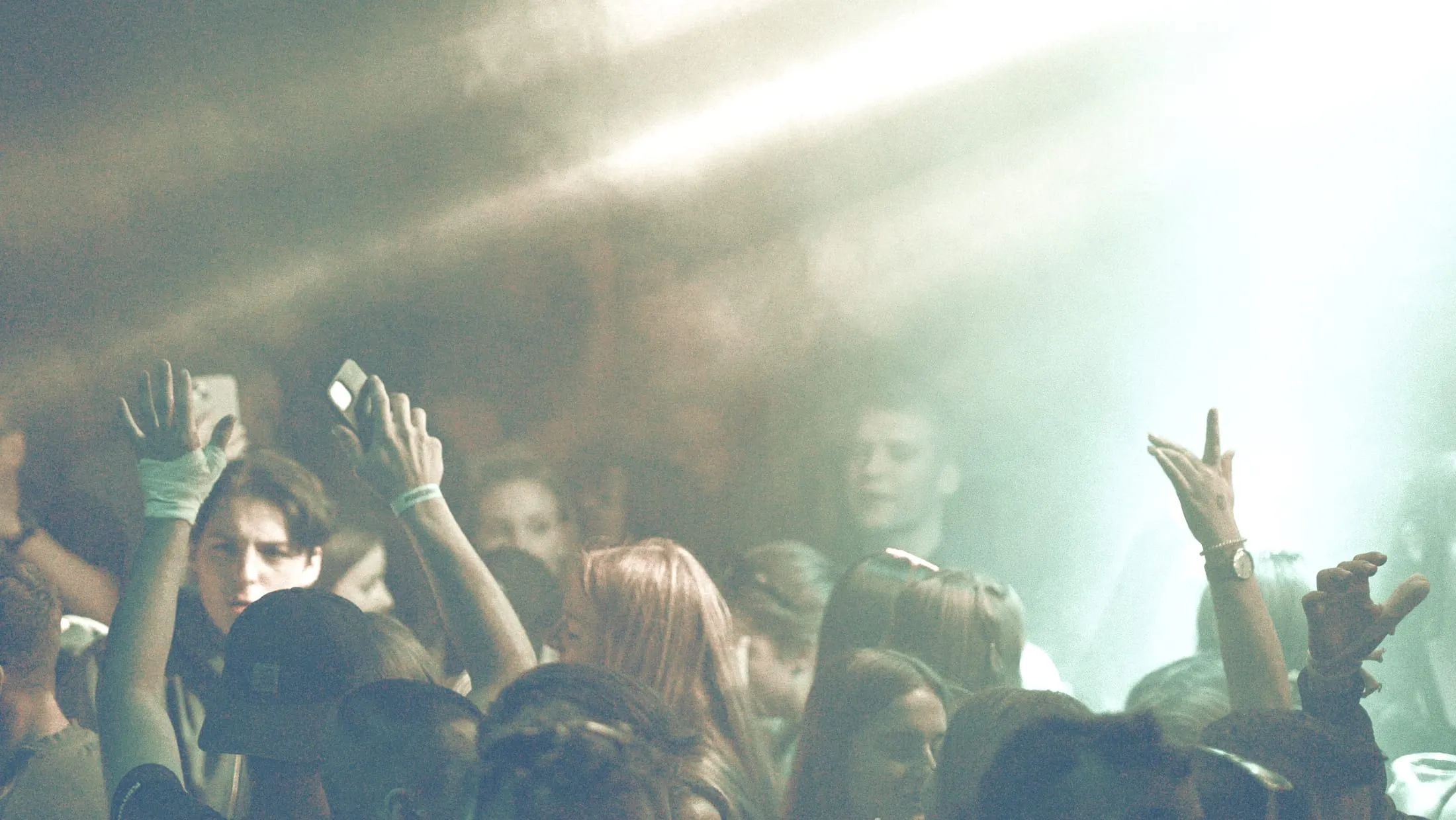 Pubblico sotto le luci di un concerto