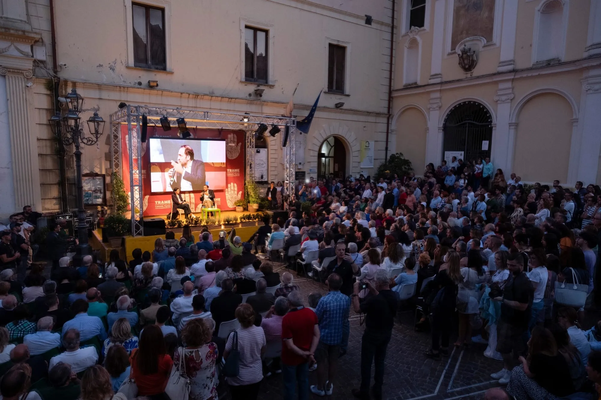 Pubblico in un cortile del centro storico di Lamezia Terme durante una serata del festival