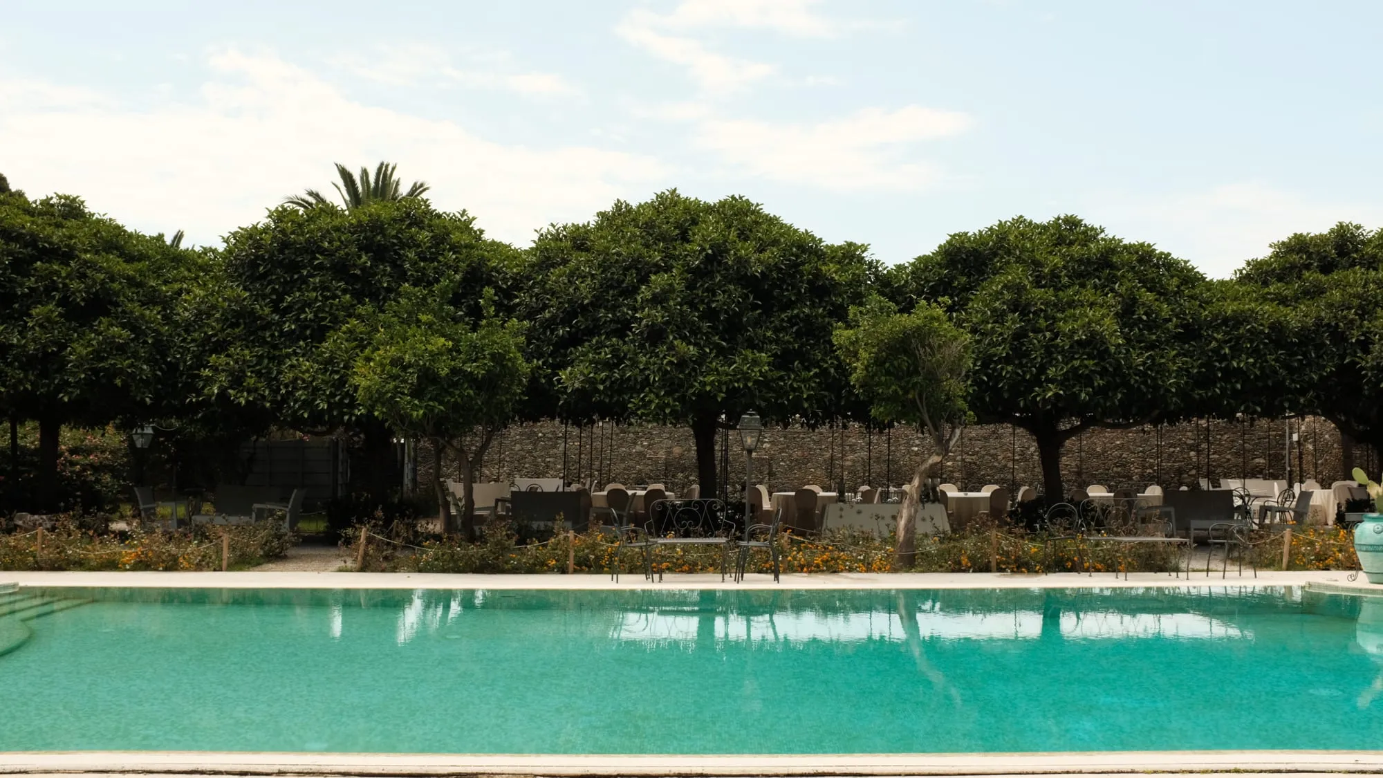 La piscina con gli alberi sullo sfondo