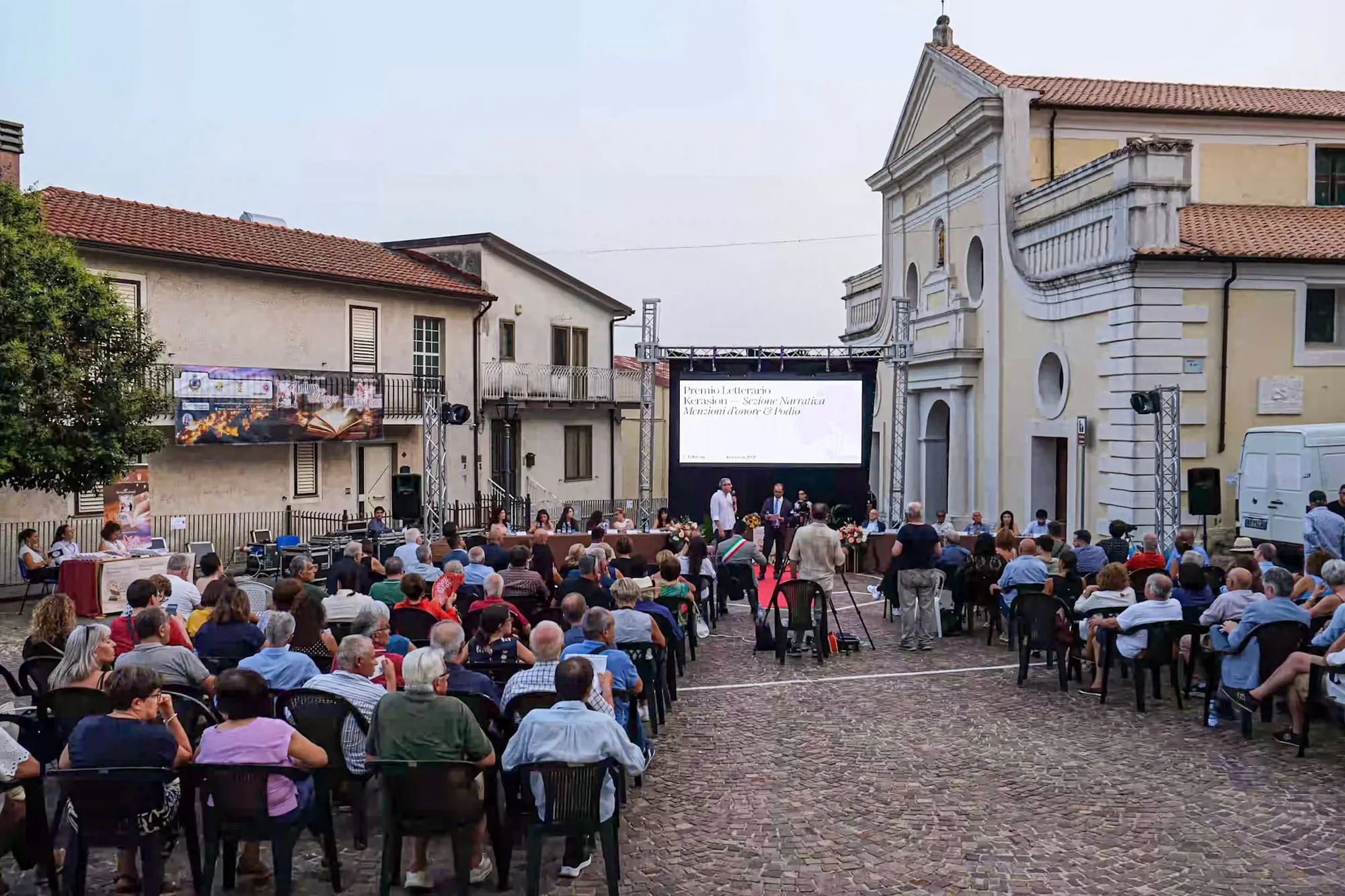 Il pubblico in piazza davanti al palco del Premio Kerasion