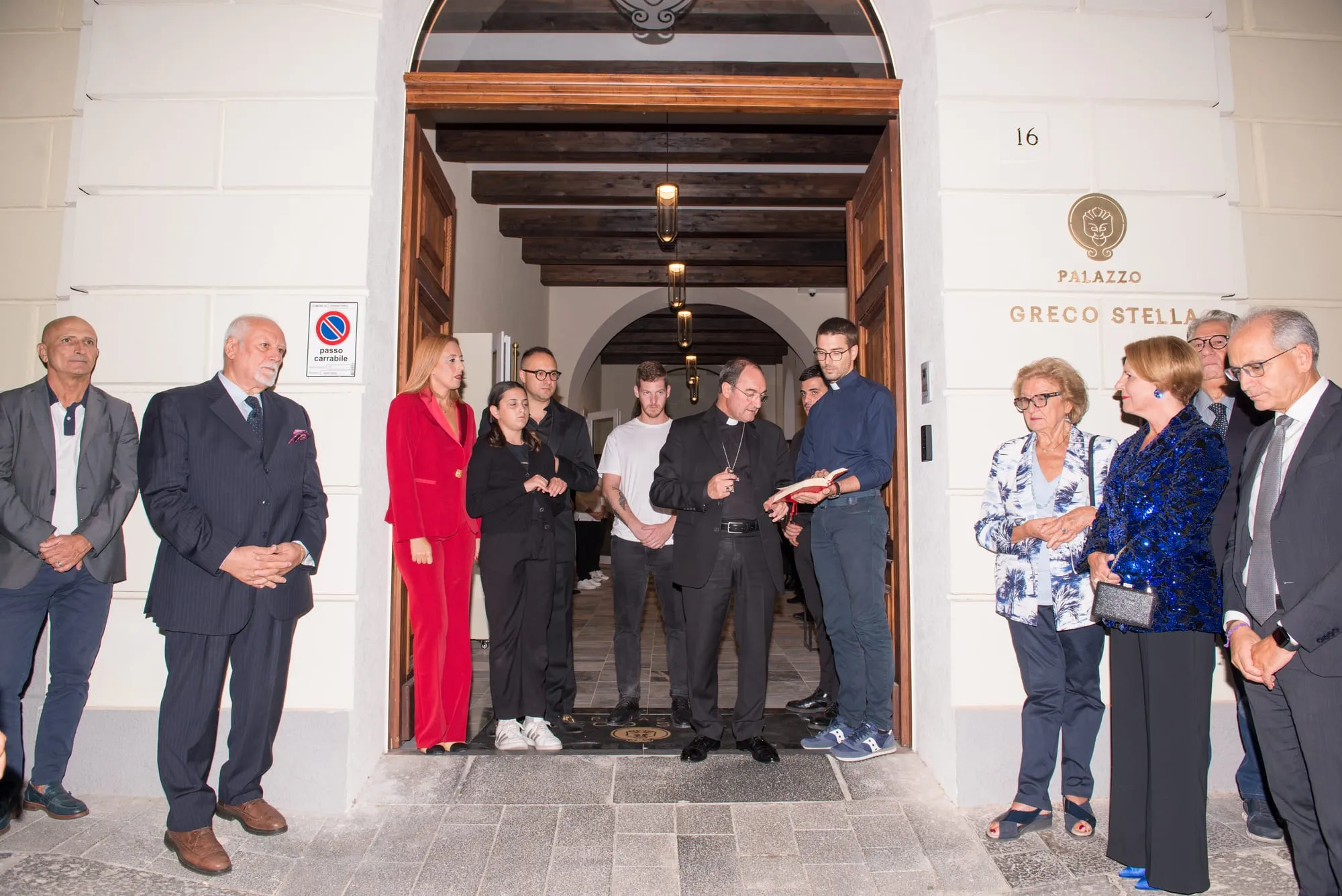 Gli ospiti all'ingresso di Palazzo Greco Stella la sera dell'inaugurazione
