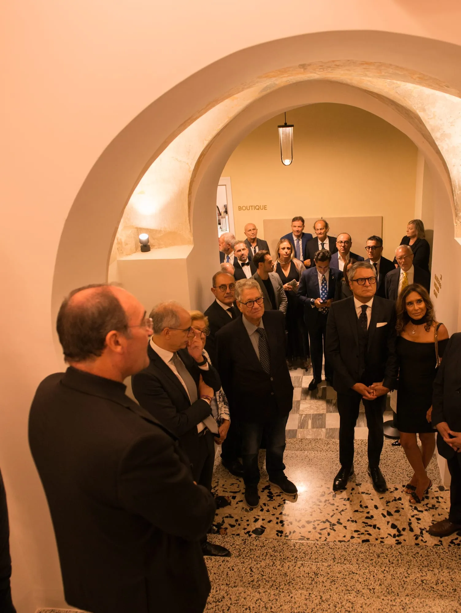Visitatori sotto gli archi dell'androne del palazzo durante l'inaugurazione