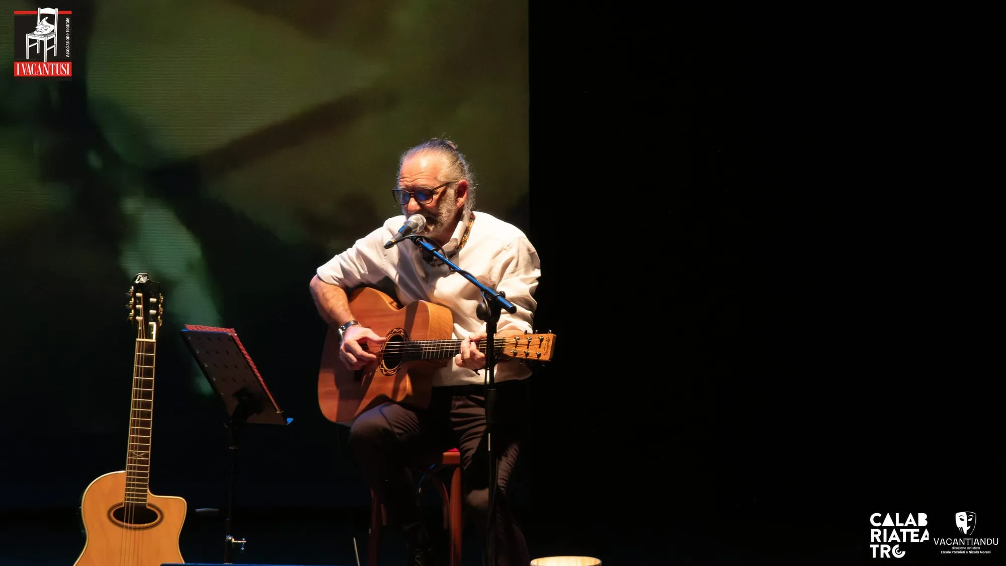 Un interprete canta accompagnandosi con la chitarra