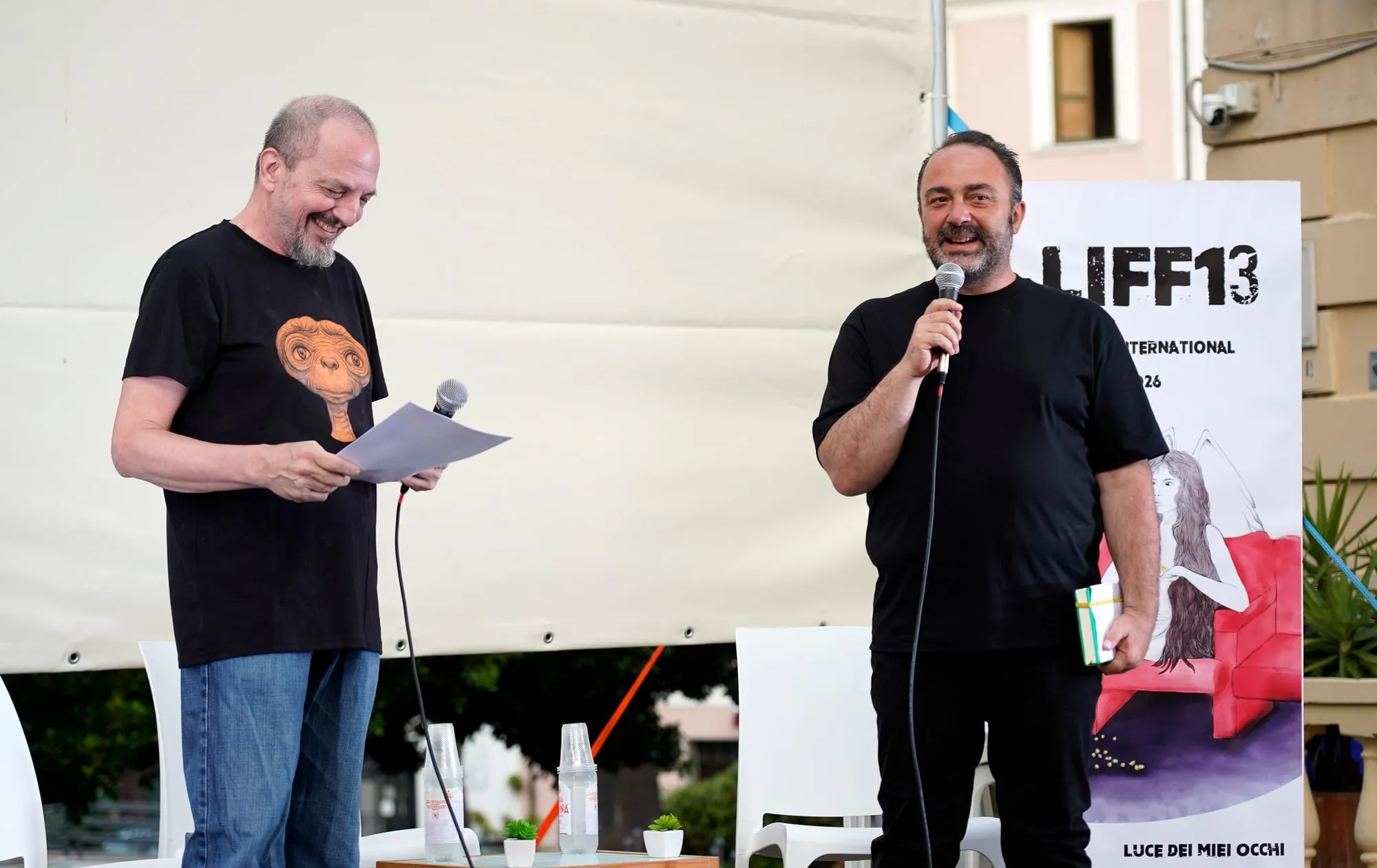 Due ospiti presentano un film davanti allo schermo
