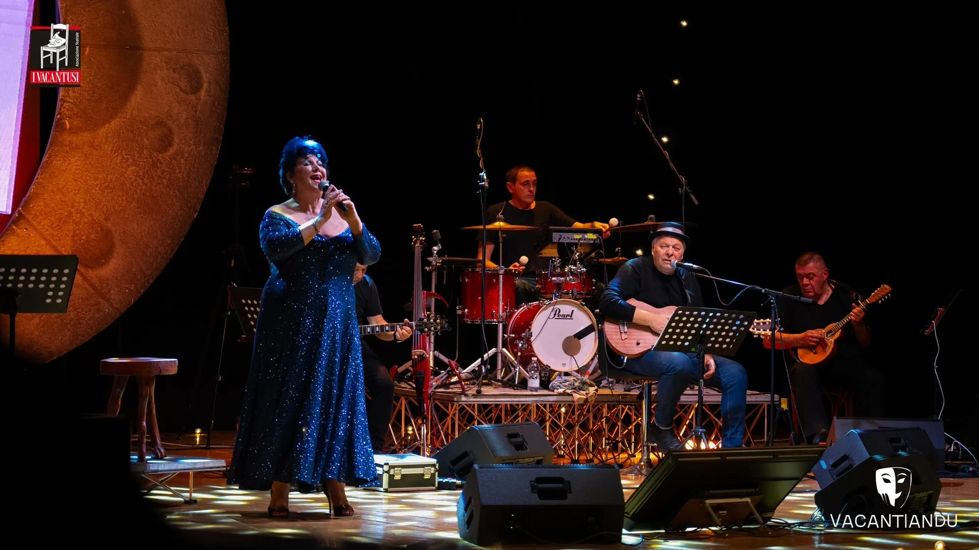 Concerto con cantante e musicisti sul palco