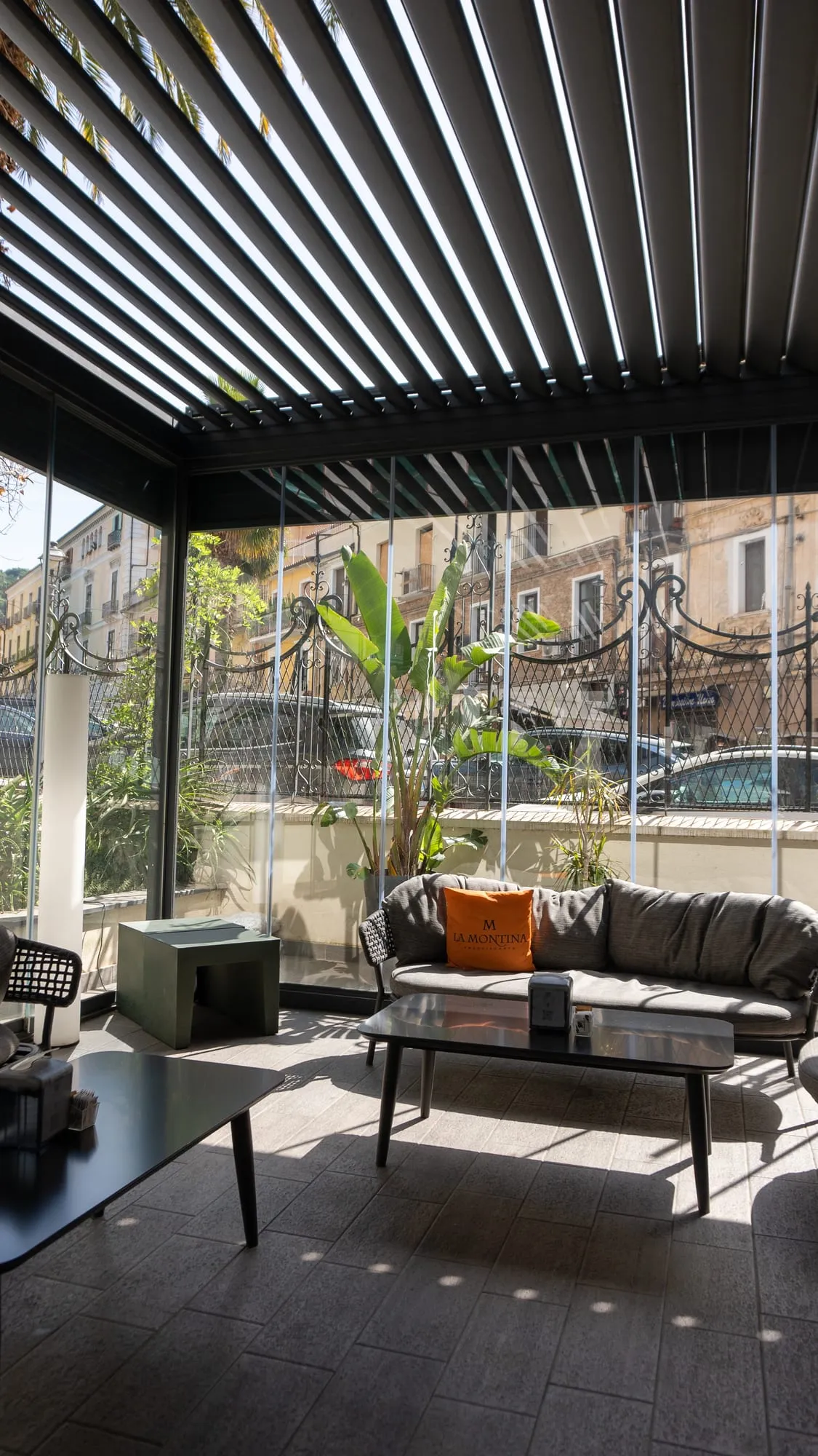 La veranda con la pergola e i salottini affacciati sulla piazza