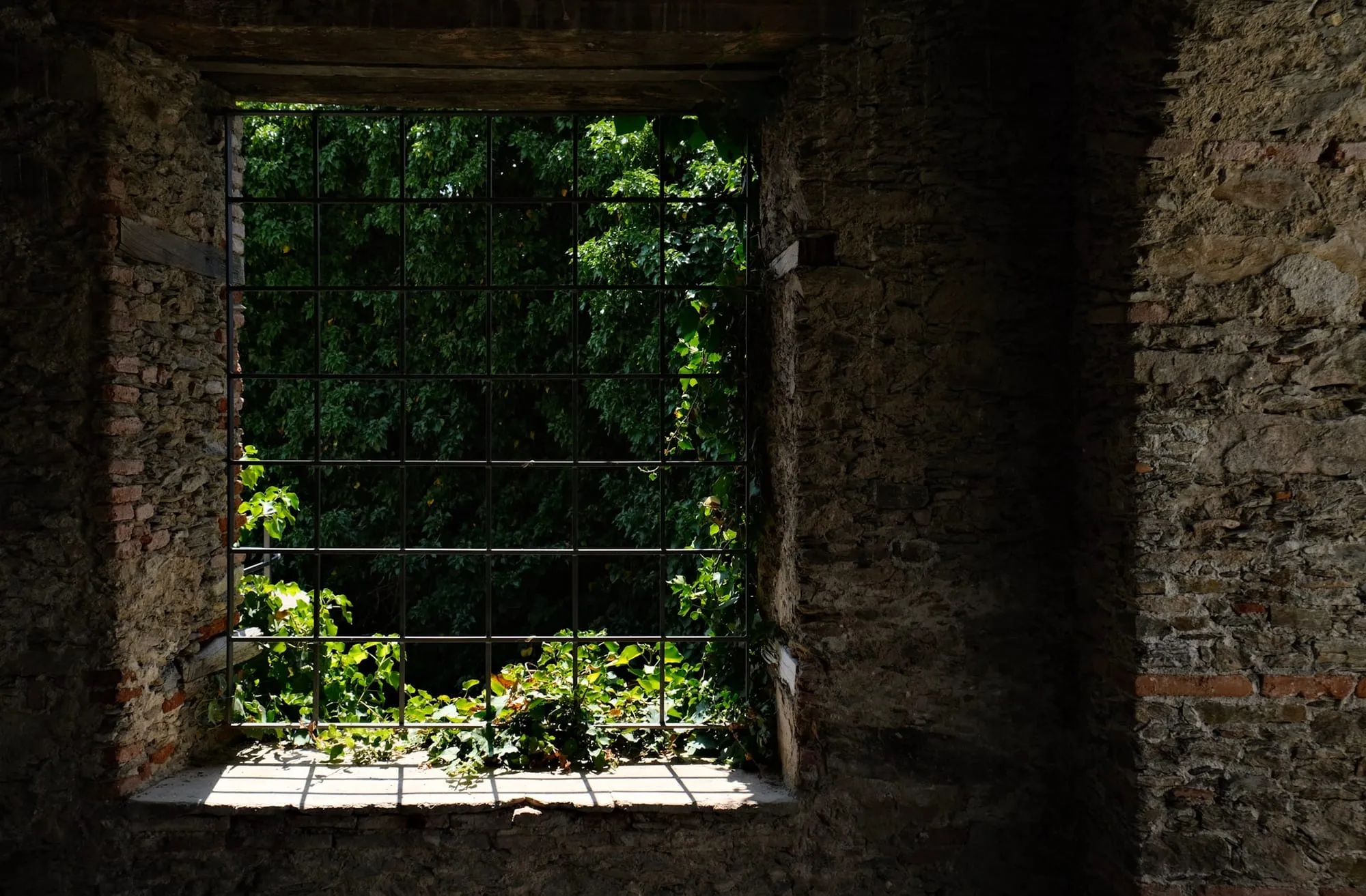 Una finestra di pietra nei giardini di Palazzo Mazza