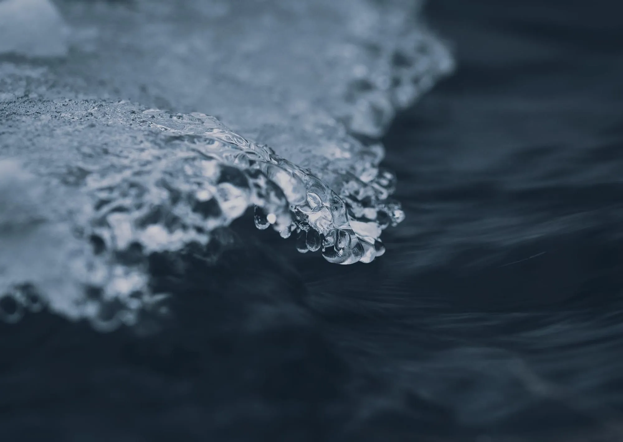 Lastre di ghiaccio sull'acqua scura