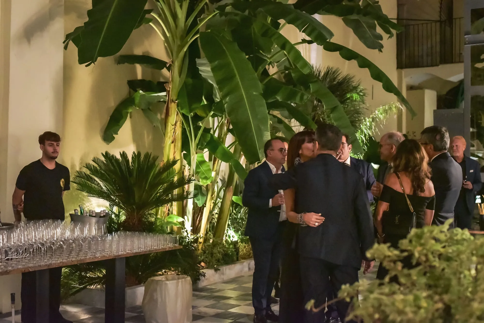 Il cortile interno del palazzo con le piante, la sera dell'apertura