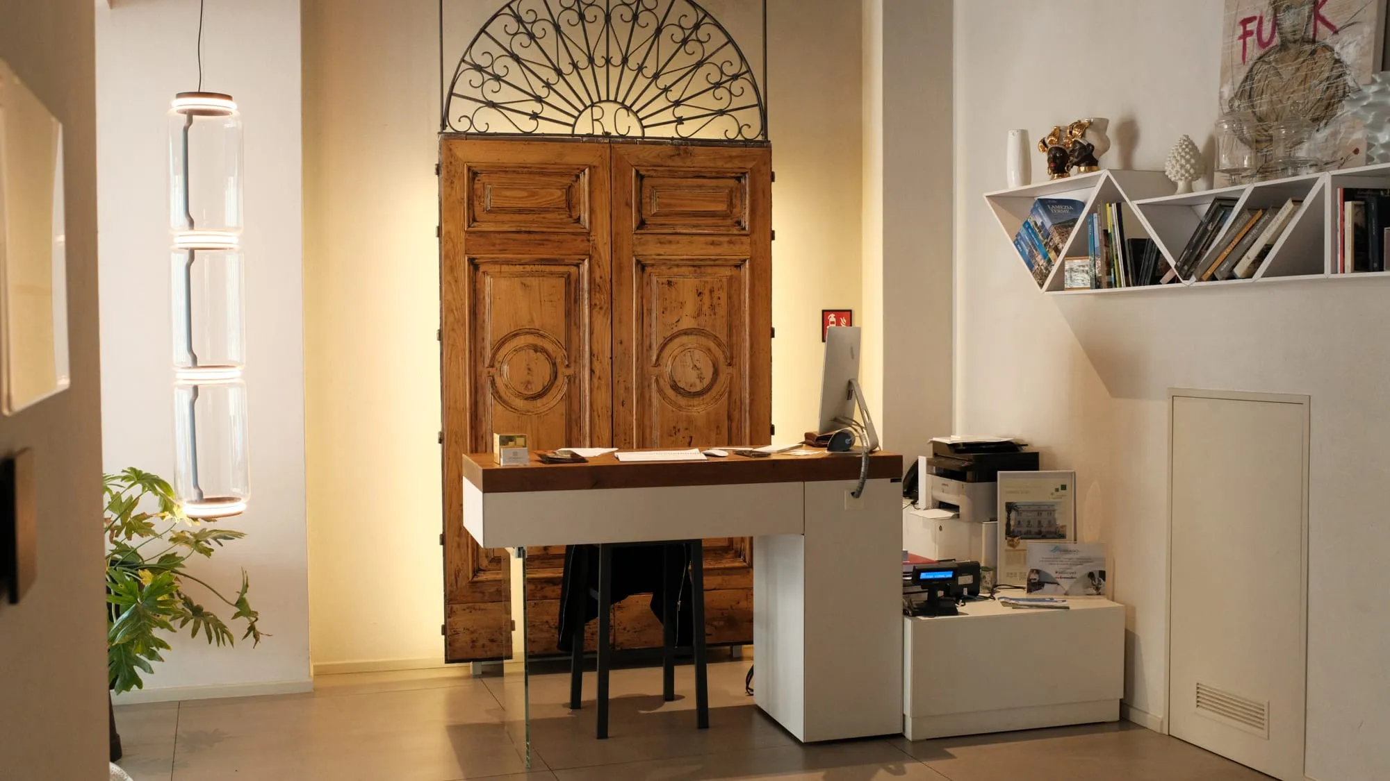 La reception con l'antico portone in legno
