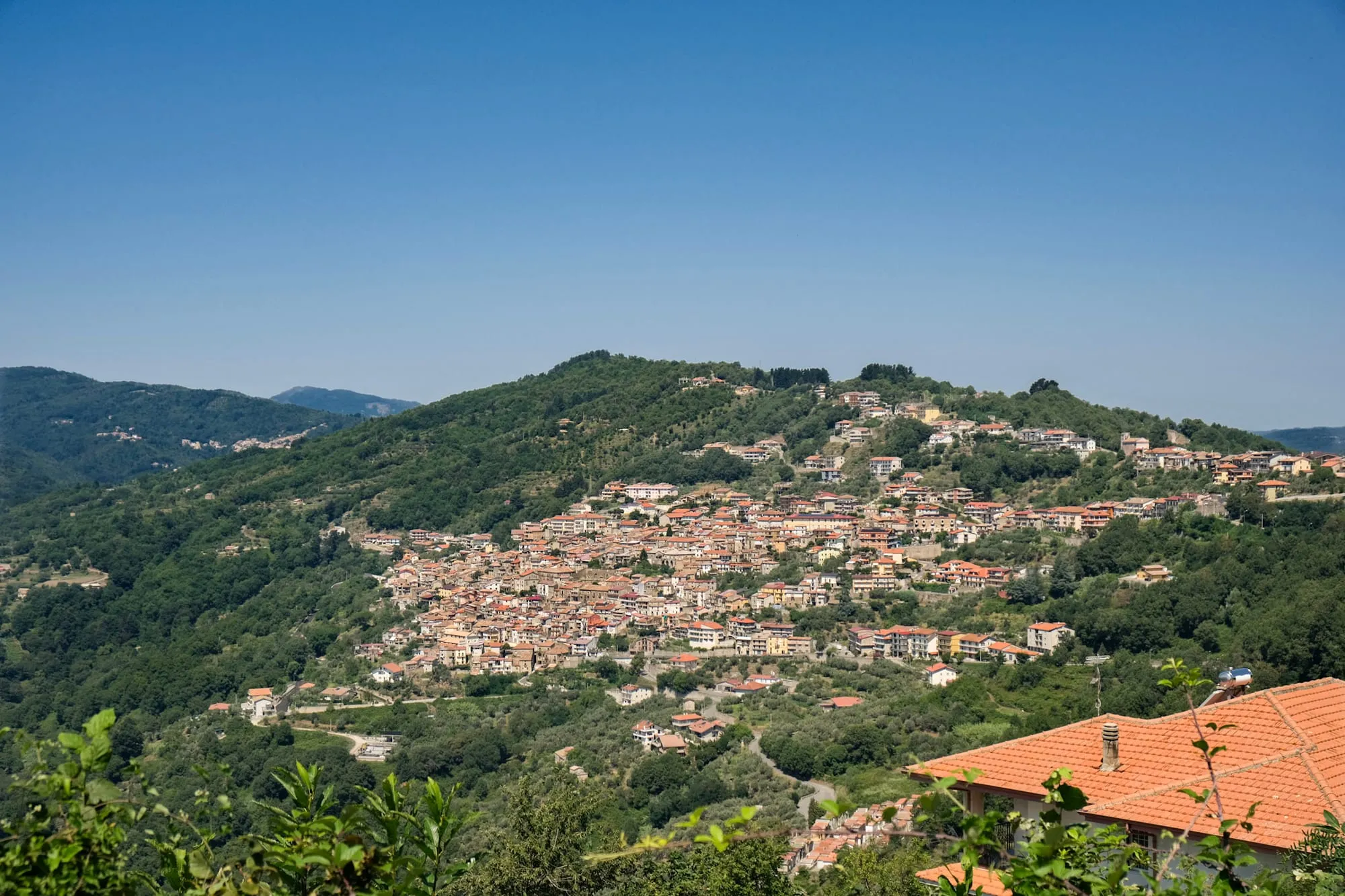 Il borgo di San Pietro Apostolo visto dall'alto tra le montagne del Reventino
