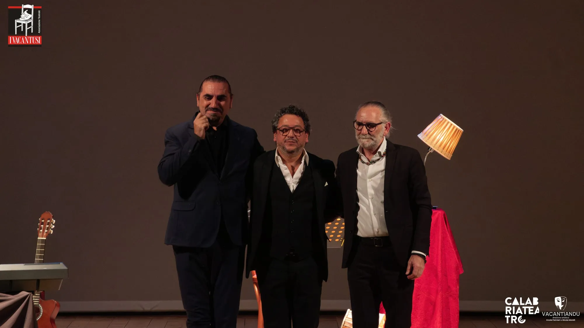 I tre interpreti salutano il pubblico a fine spettacolo