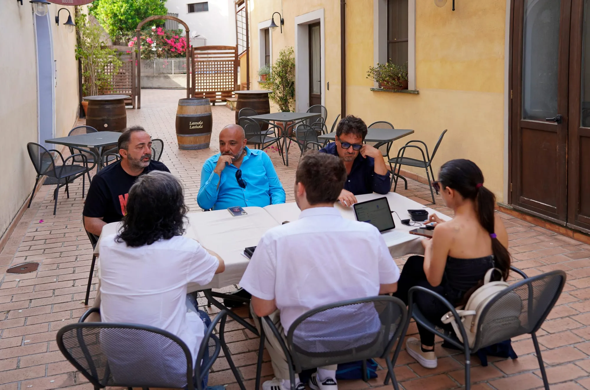 Incontro all'aperto in una strada del centro storico