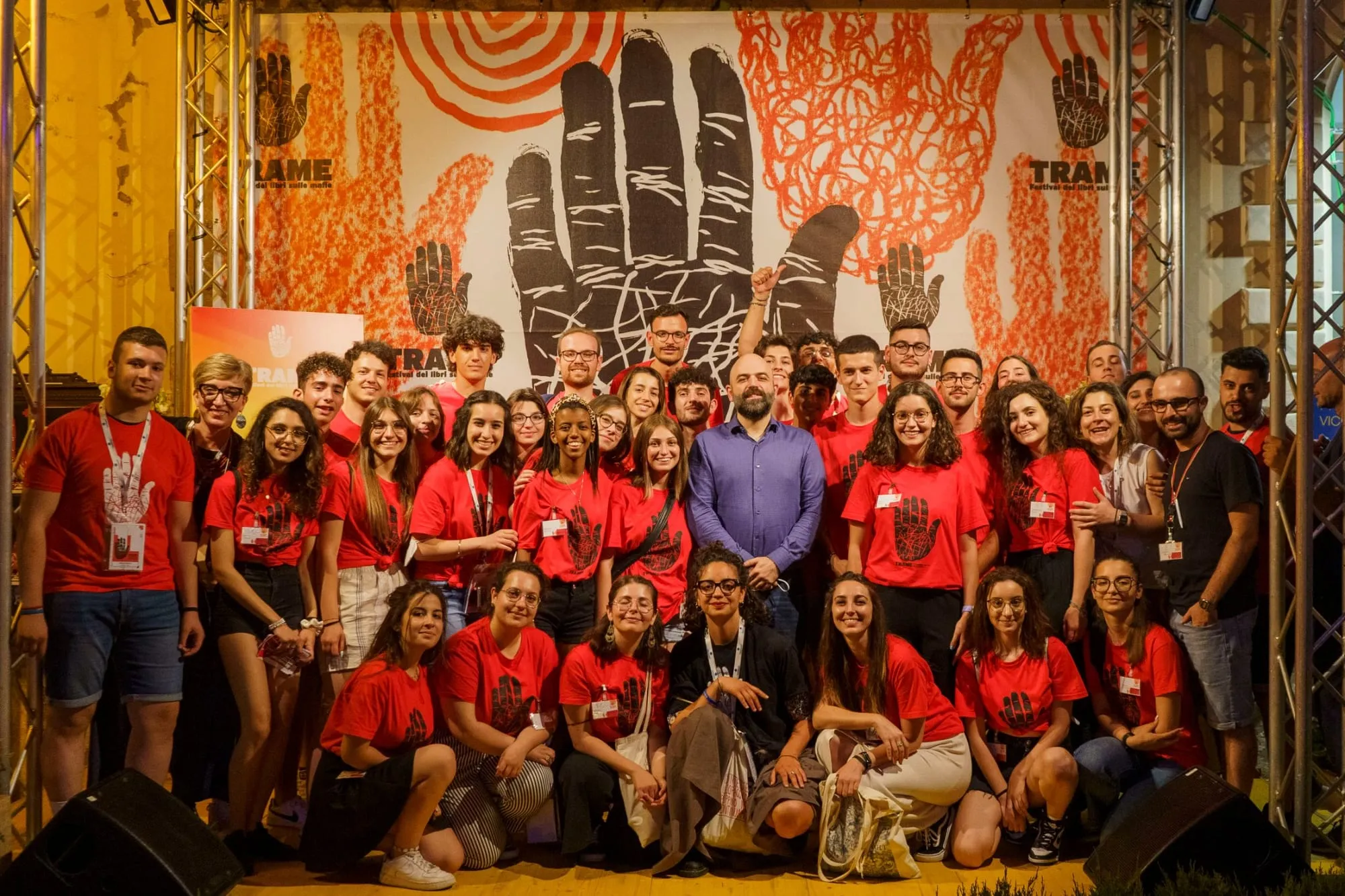 Volontari del festival con le magliette rosse di Trame sul palco