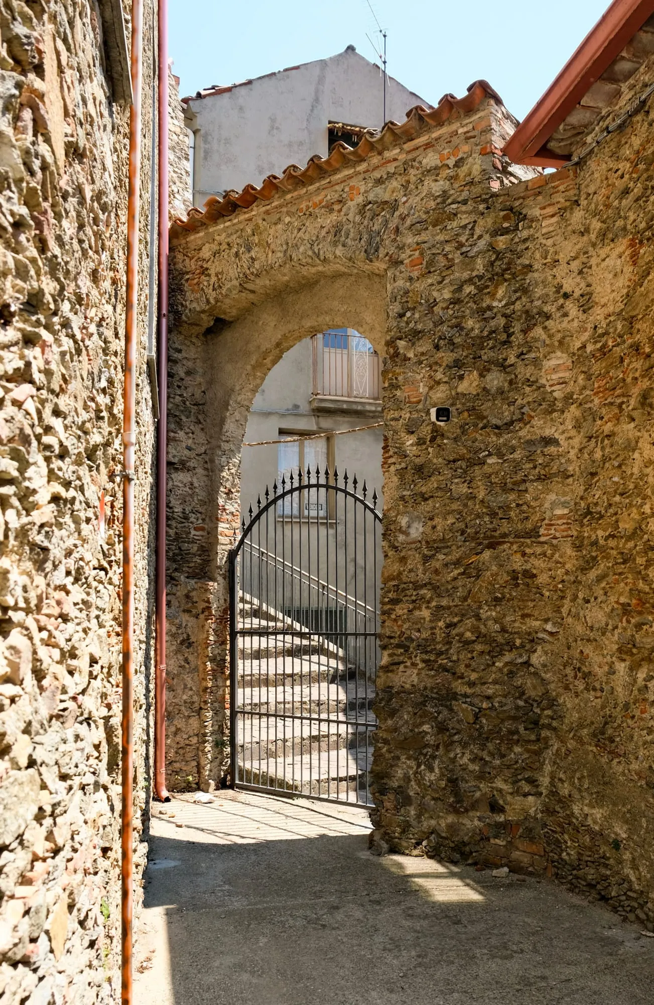 Un vicolo in pietra del centro storico di San Pietro Apostolo